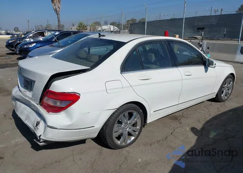 2011 Mercedes-Benz C 300 Luxury/Sport z USA, uszkodzony, nr VIN WDDGF5EB2BR147025